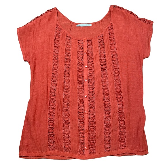 Beautiful CUTOUT BLOUSE by Maurices size Medium - Picture 7 of 9